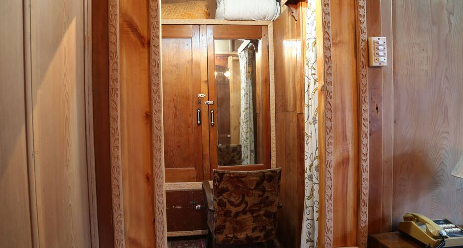 Humayun Palace Houseboat, Srinagar 4